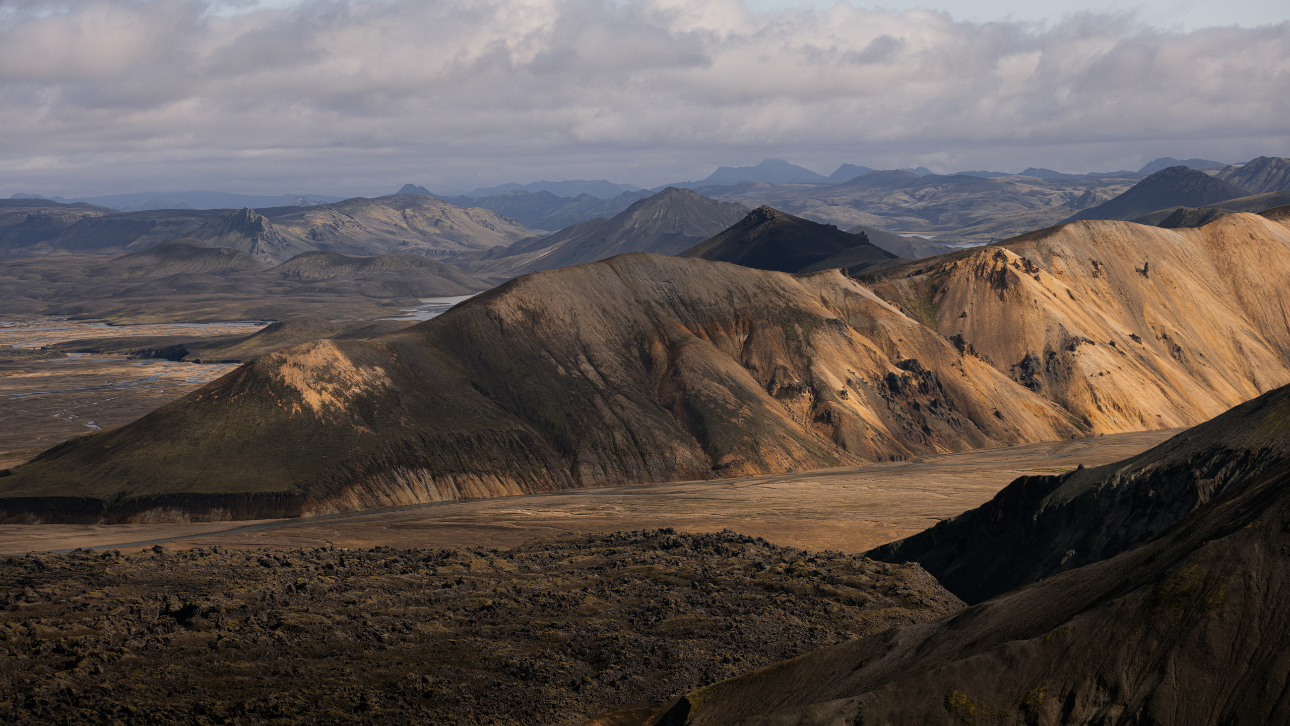 Panorama des montagnes du Landmannalaugar sur le sentier du Laugavegur